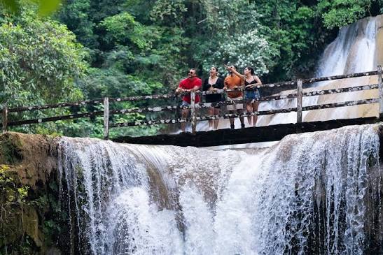 Viajeros en las cascadas
